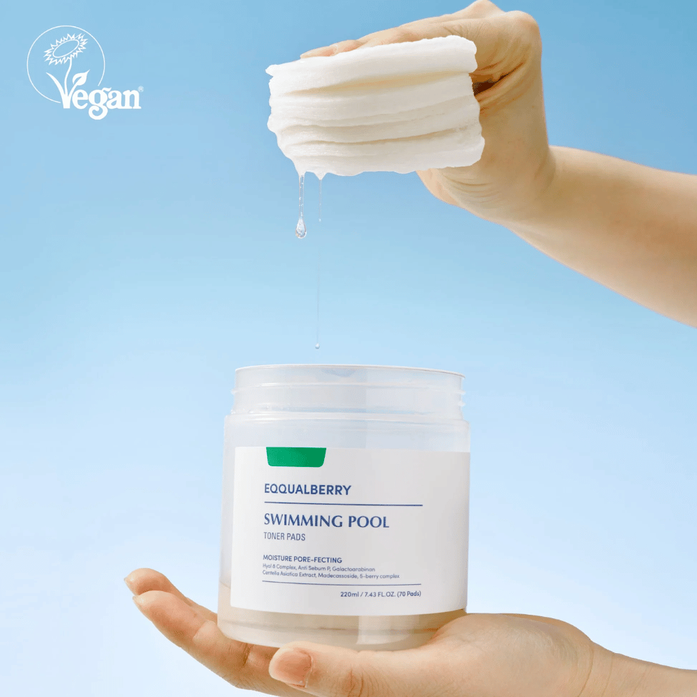 Equalberry Swimming Pool Toner Pads er veganske og fugtgivende pads med et dryppende serumrigt indhold – perfekt til at friske op og berolige huden.