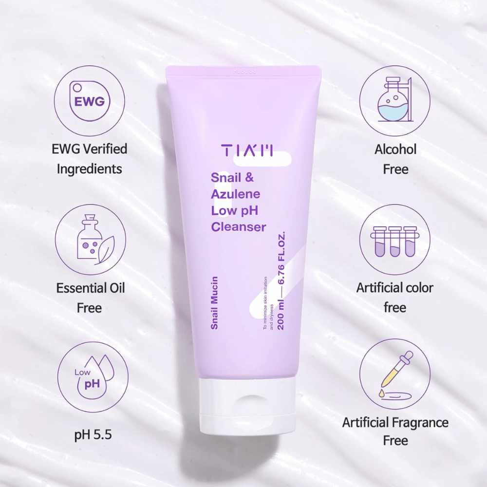 TIA'M Snail & Azulene Low pH Cleanser vises med symboler for EWG-verificerede ingredienser, lav pH-niveau, samt at produktet er fri for alkohol, parfume, farvestoffer og æteriske olier.