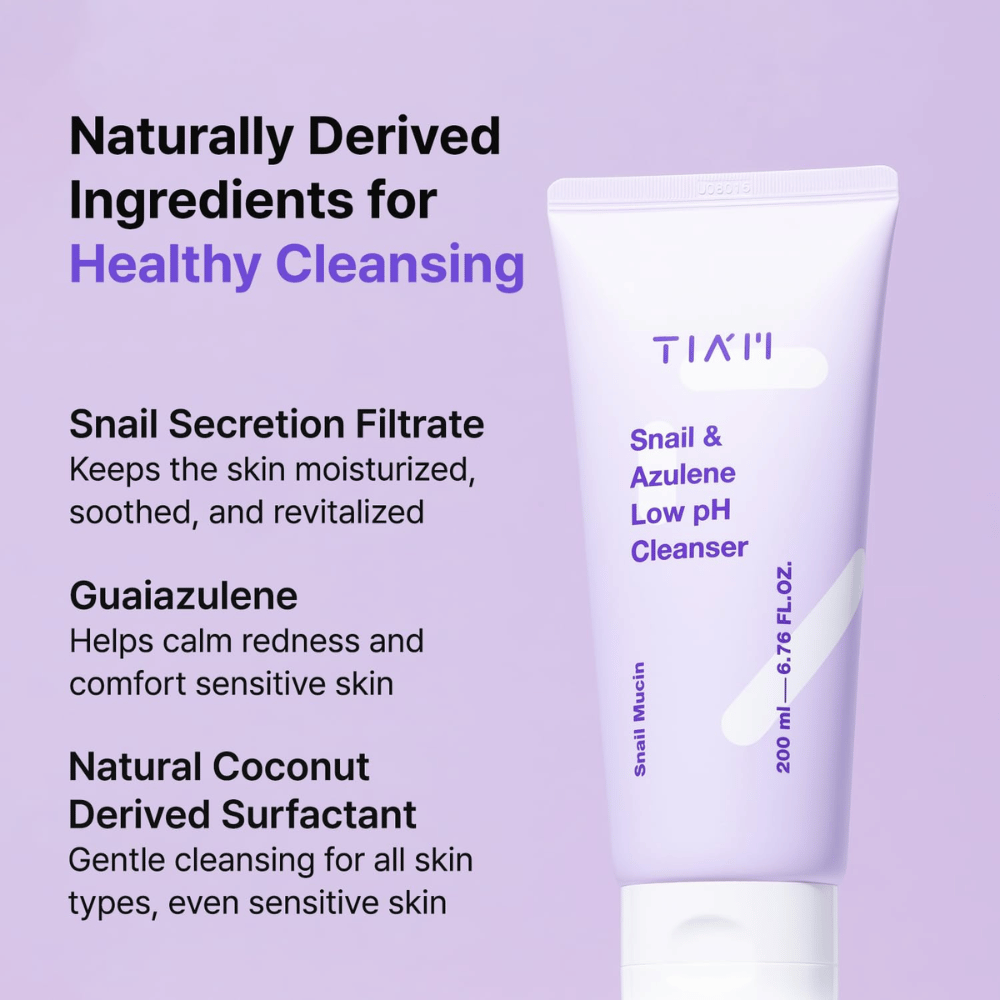 TIA'M Snail & Azulene Low pH Cleanser visar nyckelingredienser som snigelsekret, guaiazulene och kokosbaserad tensid – naturligt baserade ämnen som återfuktar, lugnar och rengör huden varsamt.