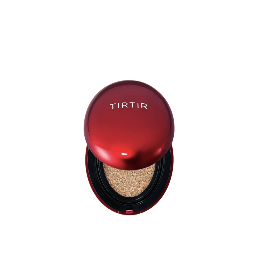 Dette er et billede af TIRTIRs Mask Fit Red Cushion. En elegant og stilfuld cushion foundation som giver en jævn dækning og en strålende finish.