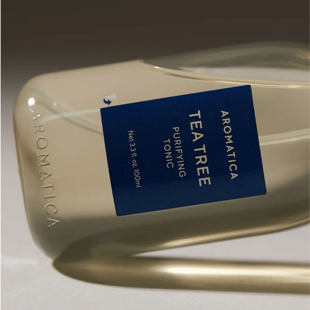 AROMATICA Tea Tree Purifying Tonic – nærbillede af flaske og produktetiket