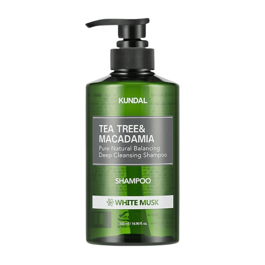 Stilrent fritlagt produktbillede af KUNDAL Tea Tree & Macadamia Deep Cleansing Shampoo White Musk med grøn transparent flaske og pumpedesign.