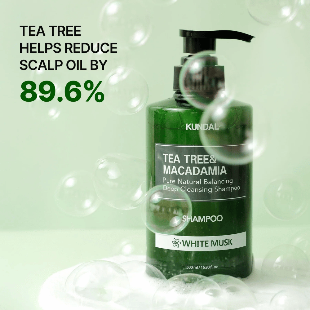 Produktbillede med bobler og statistik, der viser, at tea tree hjælper med at reducere overskydende talg i hovedbunden for en friskere følelse.