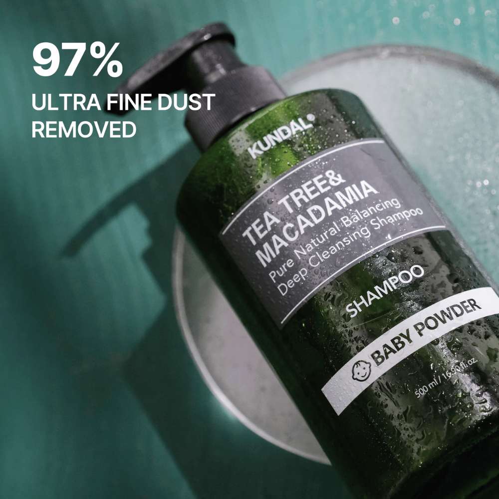 Nærbillede af KUNDAL Tea Tree & Macadamia Shampoo med fokus på dybderensende egenskaber, og at produktet hjælper med at fjerne ultrafine partikler og snavs.