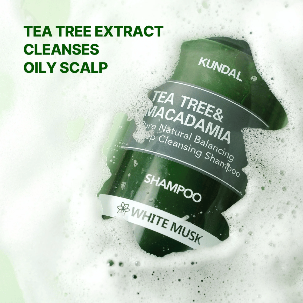 Produktbillede med skum og tekst, der fremhæver den rensende effekt af tea tree-ekstrakt til fedtet hovedbund og balanceret scalp care.