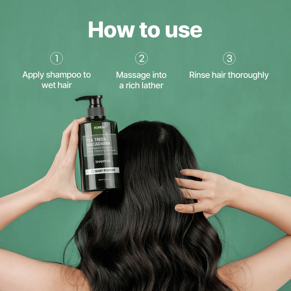 Trin-for-trin-billede, der viser, hvordan KUNDAL Tea Tree & Macadamia Deep Cleansing Shampoo anvendes til at rense hår og hovedbund med rigeligt skum.