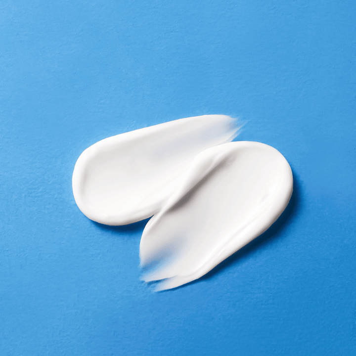 Nærbillede af COSRX The Ceramide Skin Barrier Moisturizer tekstur – ceramidcreme der fugter i dybden og forbedrer hudens beskyttelsesbarriere.