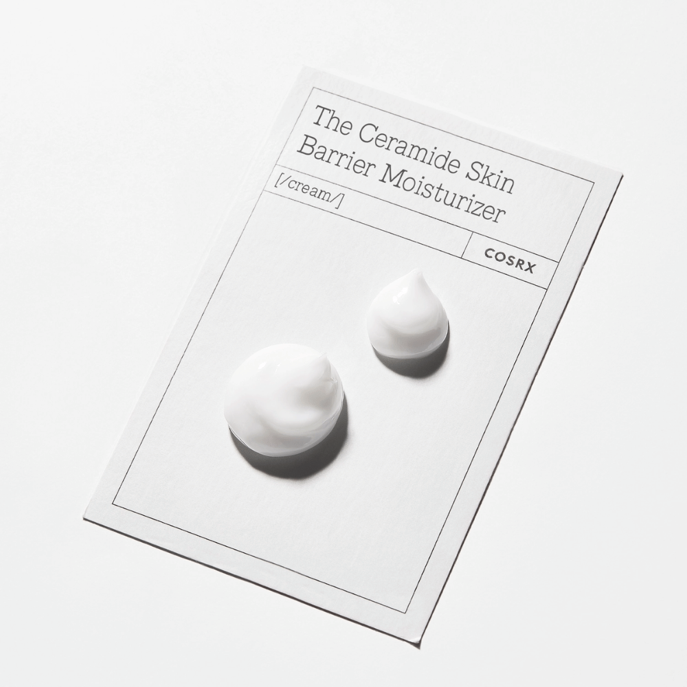 Cremet tekstur fra COSRX The Ceramide Skin Barrier Moisturizer – blødgørende ansigtscreme der styrker hudbarrieren og modvirker fugttab.