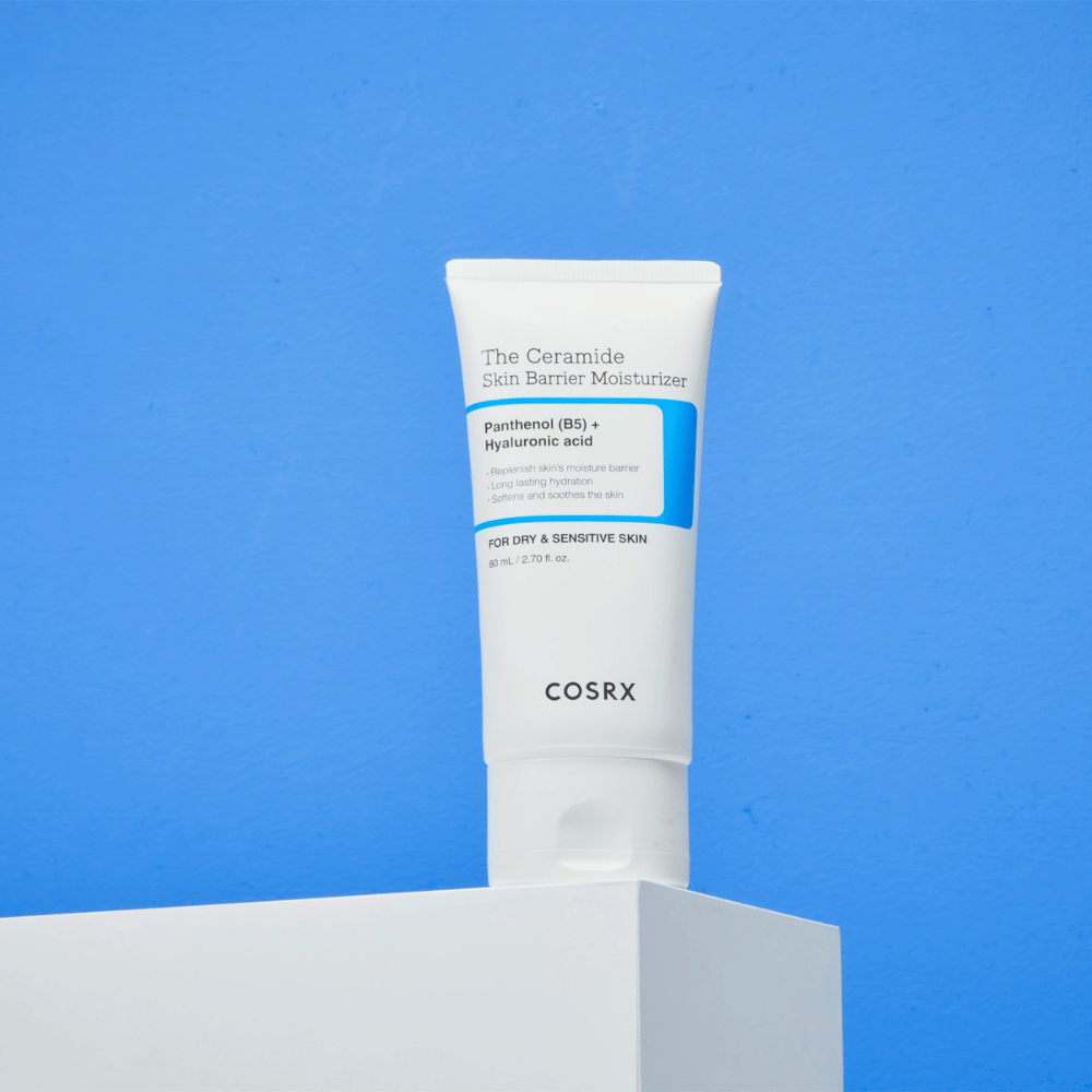 COSRX The Ceramide Skin Barrier Moisturizer på piedestal – fugtgivende ansigtscreme med ceramider, panthenol og hyaluronsyre til tør og sensitiv hud.