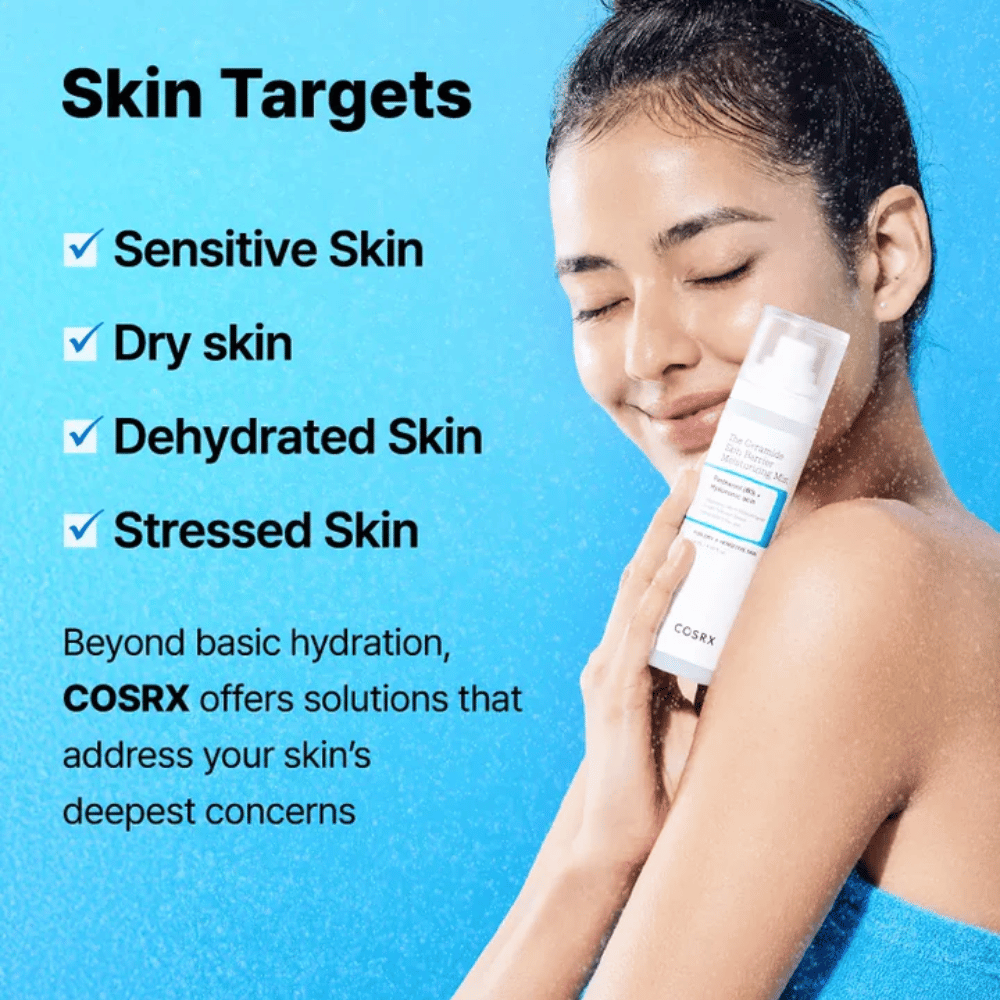 Kvinde holder COSRX Ceramide Skin Barrier Mist – perfekt til sensitiv, tør og stresset hud, der har brug for ekstra fugt.
