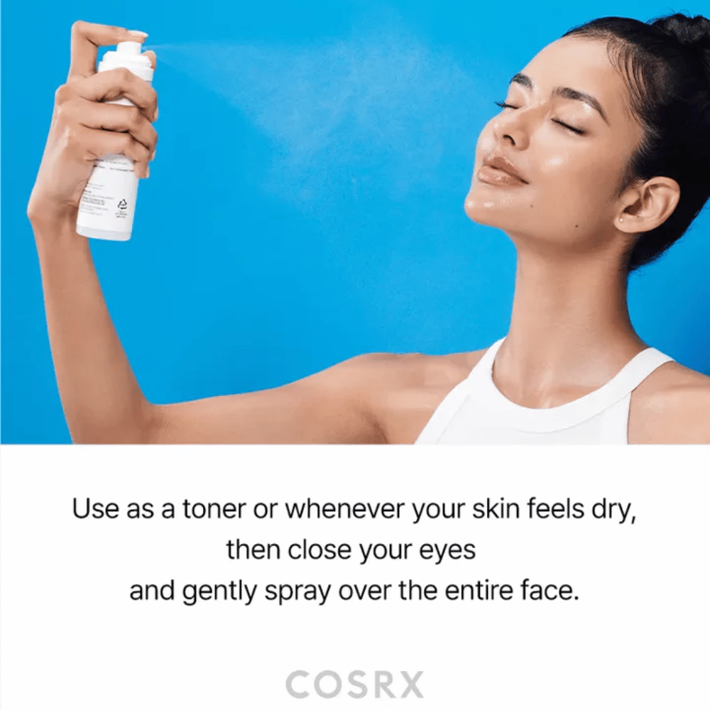 Kvinde sprayer COSRX Ceramide Skin Barrier Mist i ansigtet for hurtig fugt og frisk følelse.