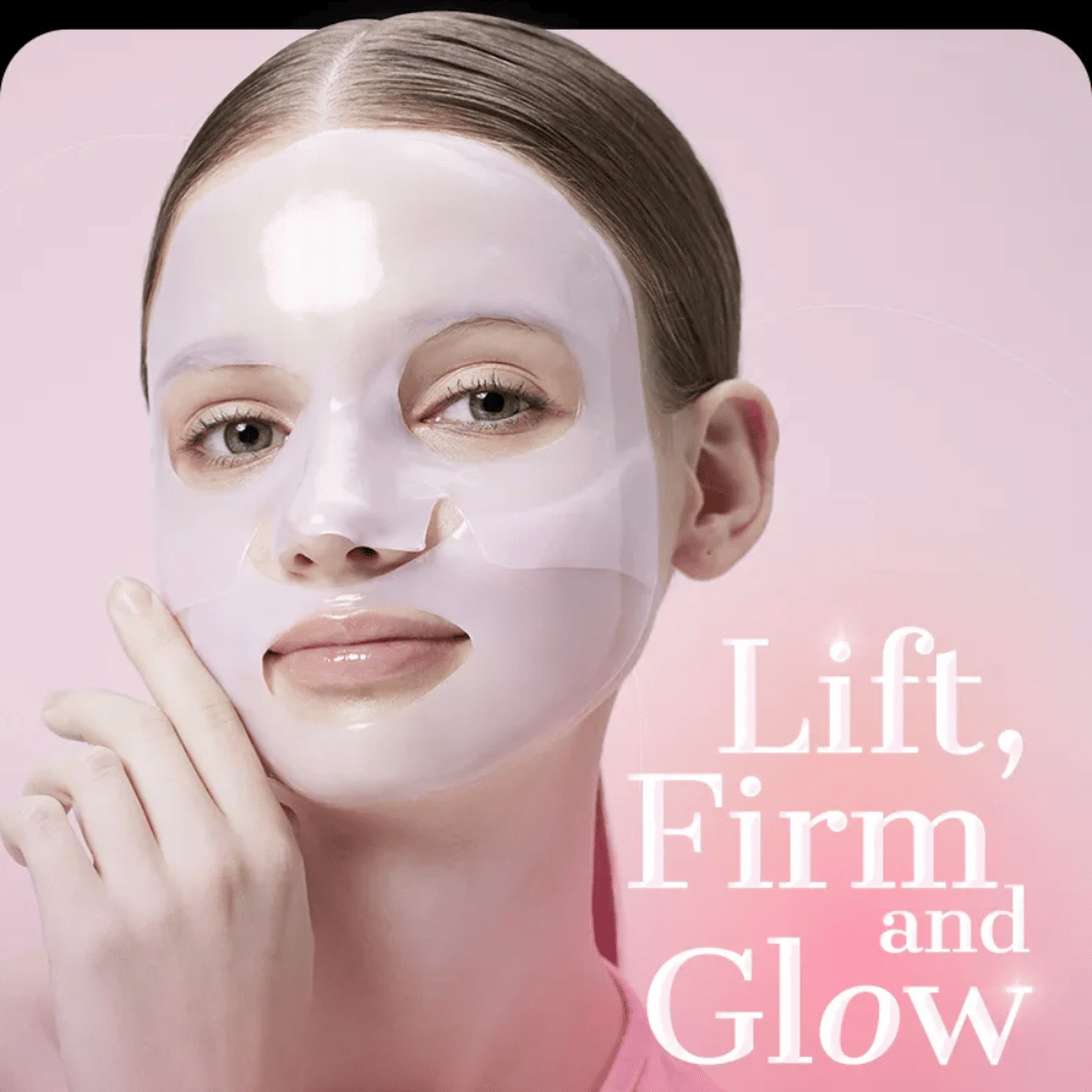 Kvinde med COSRX Peptide Collagen Lifting Glow Hydrogel Mask – giver opstrammende, fast og strålende hud med intensiv fugt.