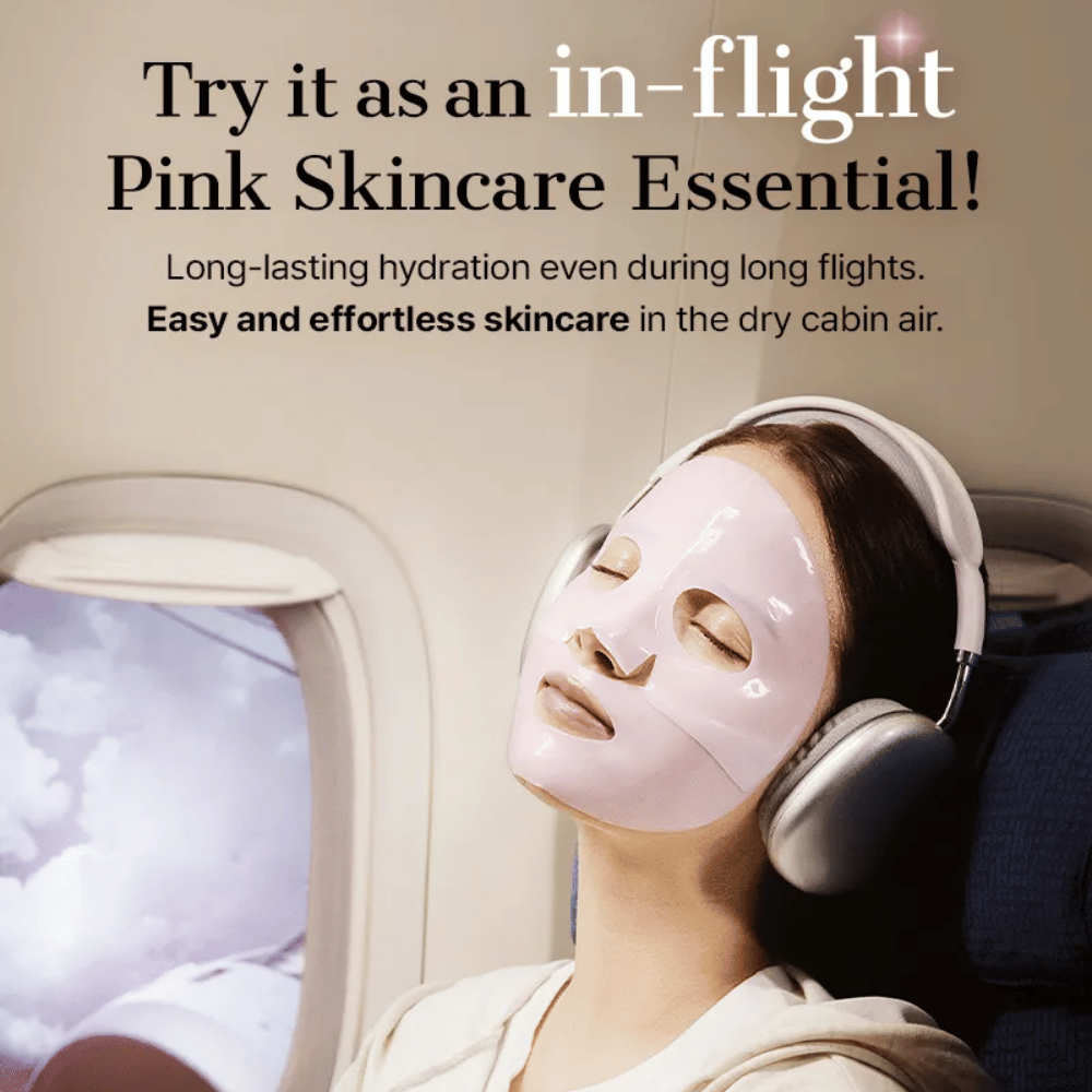 Kvinde med lyserød hydrogelmaske fra COSRX på et fly – fugtgivende ansigtsmaske perfekt til lange flyrejser.