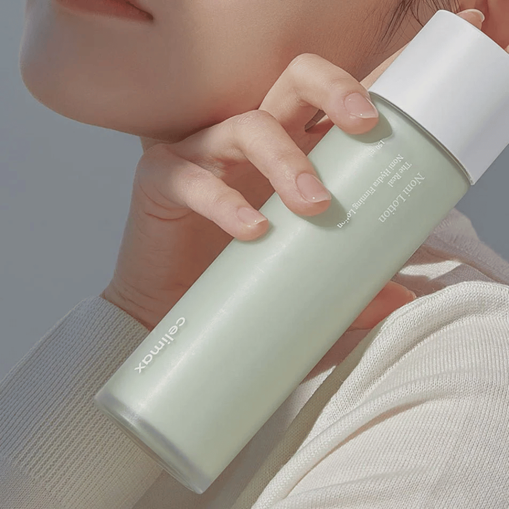 Celimax The Real Noni Hydra Firming Lotion er en effektiv lotion, der opstrammer huden og giver dybdegående fugt. Beriget med Noni-ekstrakt og nærende ingredienser, forbedrer den hudens elasticitet og giver en frisk, strålende hud. Perfekt til daglig brug for en blød og hydreret hud!