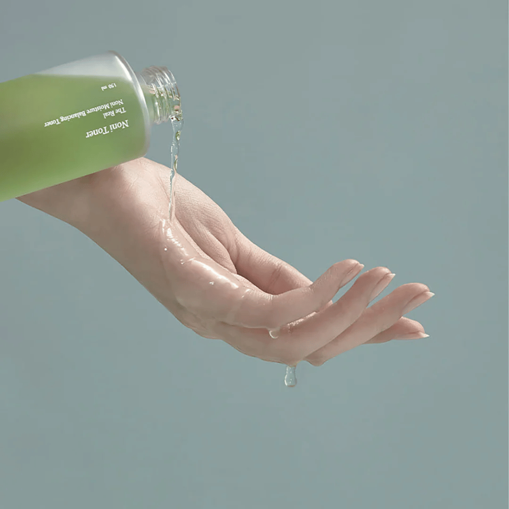 Celimax The Real Noni Moisture Balancing Toner er en let og forfriskende toner, der fugter og balancerer huden. Den er beriget med Noni-ekstrakt, som beroliger irritationer og forbedrer hudens struktur.