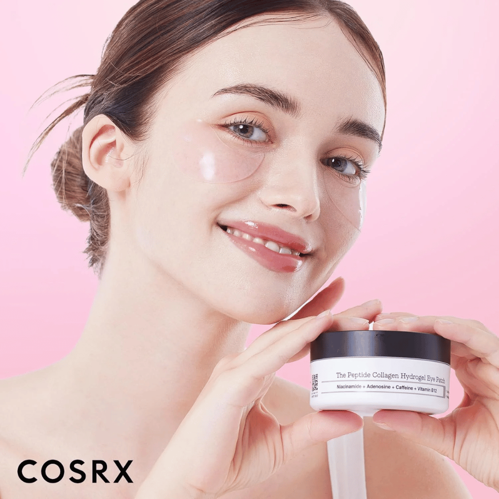 Model med COSRX Peptide Collagen Hydrogel Eye Patch – giver glød og fugt til træt hud under øjnene.