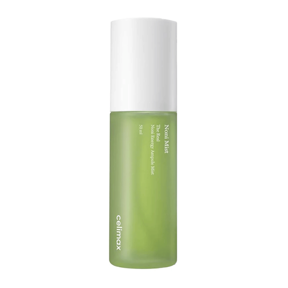 Celimax Noni Mist i en grøn flaske med hvid kork. Produktet, "The Real Noni Energy Ampule Mist," har en kapacitet på 50 ml og markedsføres for at give energi og fugt til huden.