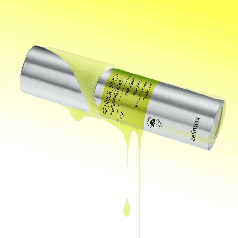 Produktbillede af The Vita-A Retinol Shot Tightening Serum fra Celimax med gult serum, der løber langs flasken mod en lysegul baggrund.