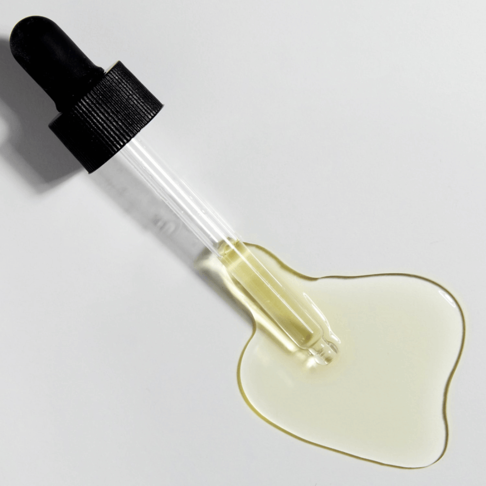 Nærbillede af pipette med COSRX The Vitamin C 13 Serum og gylden C-vitaminformel, koncentreret serum med vitamin E og hyaluronsyre.