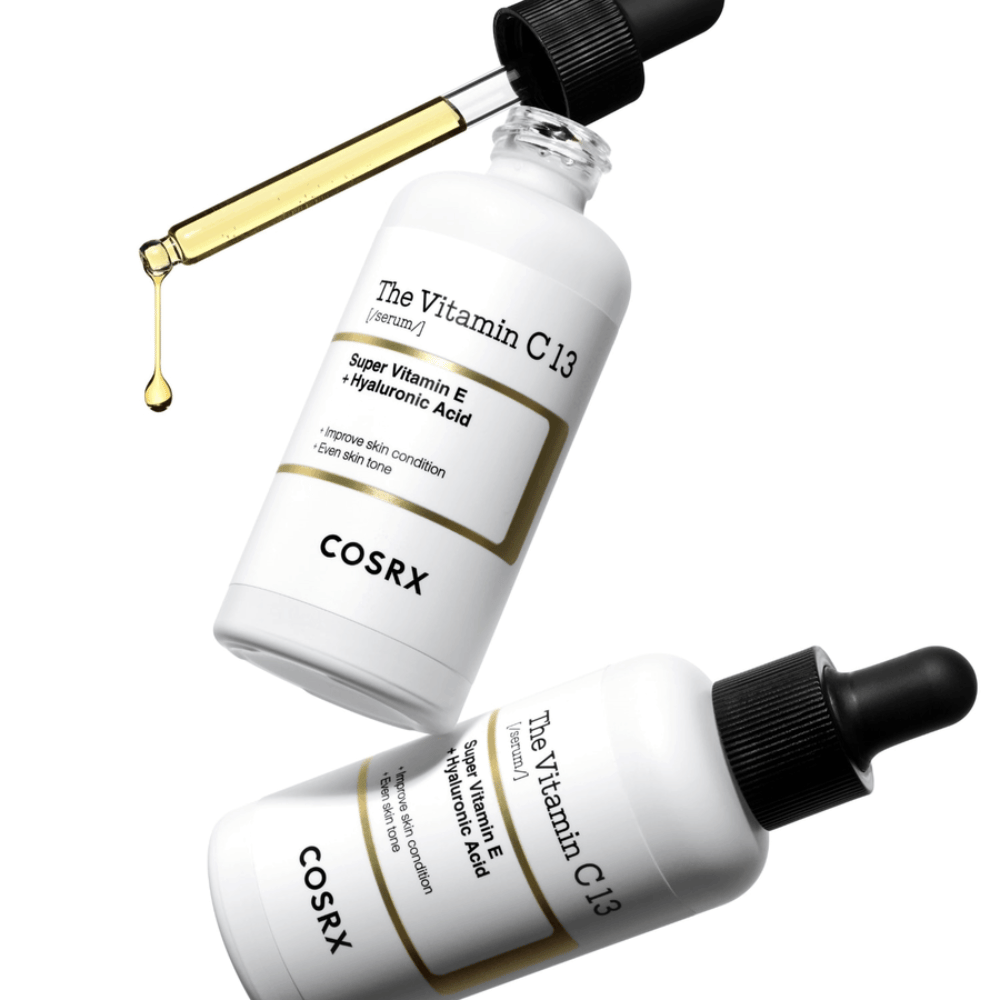 COSRX The Vitamin C 13 Serum 20 ml med pipette og gylden serumdråbe, glødgivende C-vitaminserum for jævnere hudtone og forbedret hudstruktur.