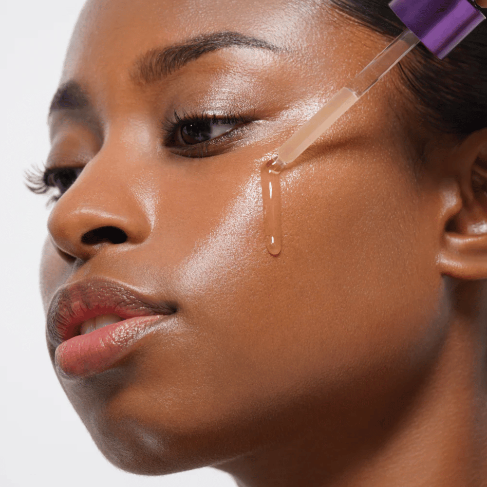 2. MISSHA Time Revolution Night Repair Ampoule 5X – fugtgivende ansigtsserum påføres med pipette på kinden