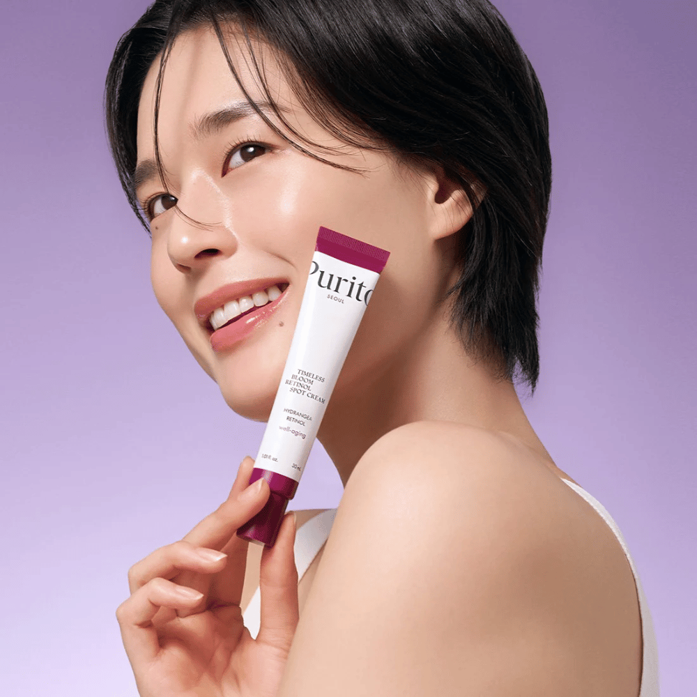 Purito Timeless Bloom Retinol Spot Cream er en målrettet behandling, der indeholder retinol for at reducere fine linjer og forbedre hudens elasticitet. Med fugtgivende ingredienser genopretter den hudens glød og styrker barrieren, perfekt til moden hud eller som anti-aging-rutine.