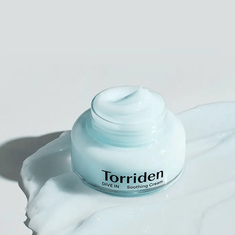 Torriden DIVE-IN Low Molecular Hyaluronic Acid Soothing Cream 100ml giver langvarig fugt på en hvid overflade.