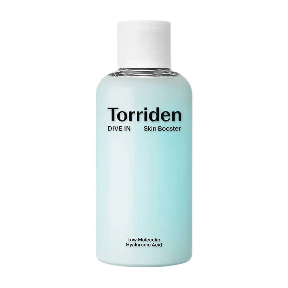 En flaske med hudplejeprodukt mærket "Torriden DIVE IN Skin Booster" med lavmolekylær hyaluronsyre.