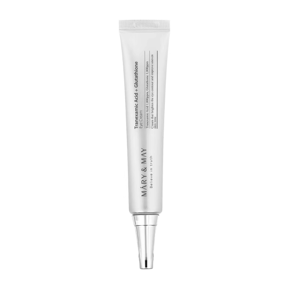 Produktbillede af en hvid tube fra MARY & MAY med "Tranexamic Acid + Glutathione Eye Cream". Teksten på emballagen fremhæver dens egenskaber til at lysne og behandle området omkring øjnene. Tuben er designet til nem og præcis påføring.