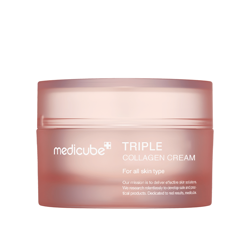 Billedet viser en beholder af Medicube Triple Collagen Cream. Denne ansigtscreme er udviklet til alle hudtyper og lover at forbedre hudens elasticitet og fugtniveau. Designet er minimalistisk med en blød lyserød tone på emballagen.
