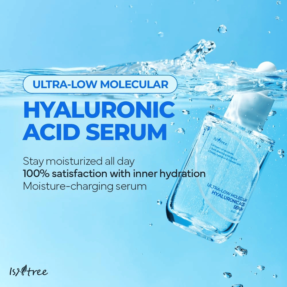 Isntree Ultra-Low Molecular Hyaluronic Acid Serum i vandmiljø, fugtgivende hyaluronsyreserum, der giver plumpet hud, øget glød og langvarig fugtbalance.