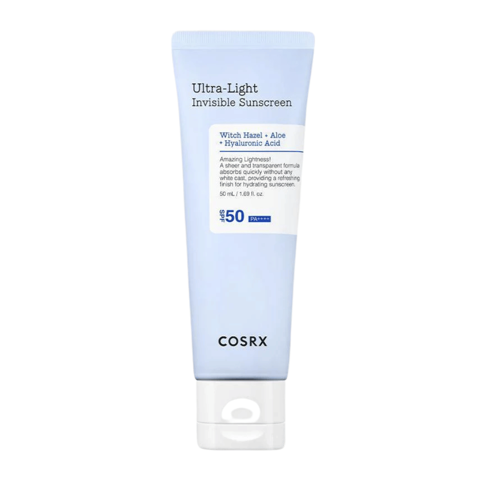 COSRX Ultra-Light Invisible Sunscreen i blå tube med SPF 50 PA++++, indeholder troldhassel, aloe vera og hyaluronsyre – let formel uden hvid hinde til fugtgivende solbeskyttelse.