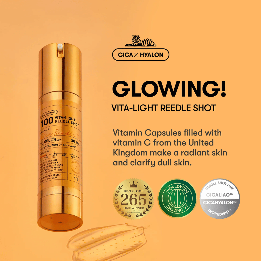 Gylden flaske VT Cica Hyalon Vita-Light Reedle Shot 100hL, 50 ml, med pumpe og vitamin C-kapsler i baggrunden, samt tekst om produktets glans- og klarhedsforder.