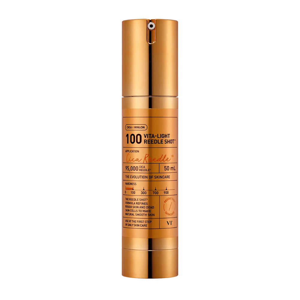 Gylden flaske VT Cica Hyalon Vita-Light Reedle Shot 100hL, 50 ml, med pumpe og trykt tekst foran om produktets ingredienser og anvendelse.