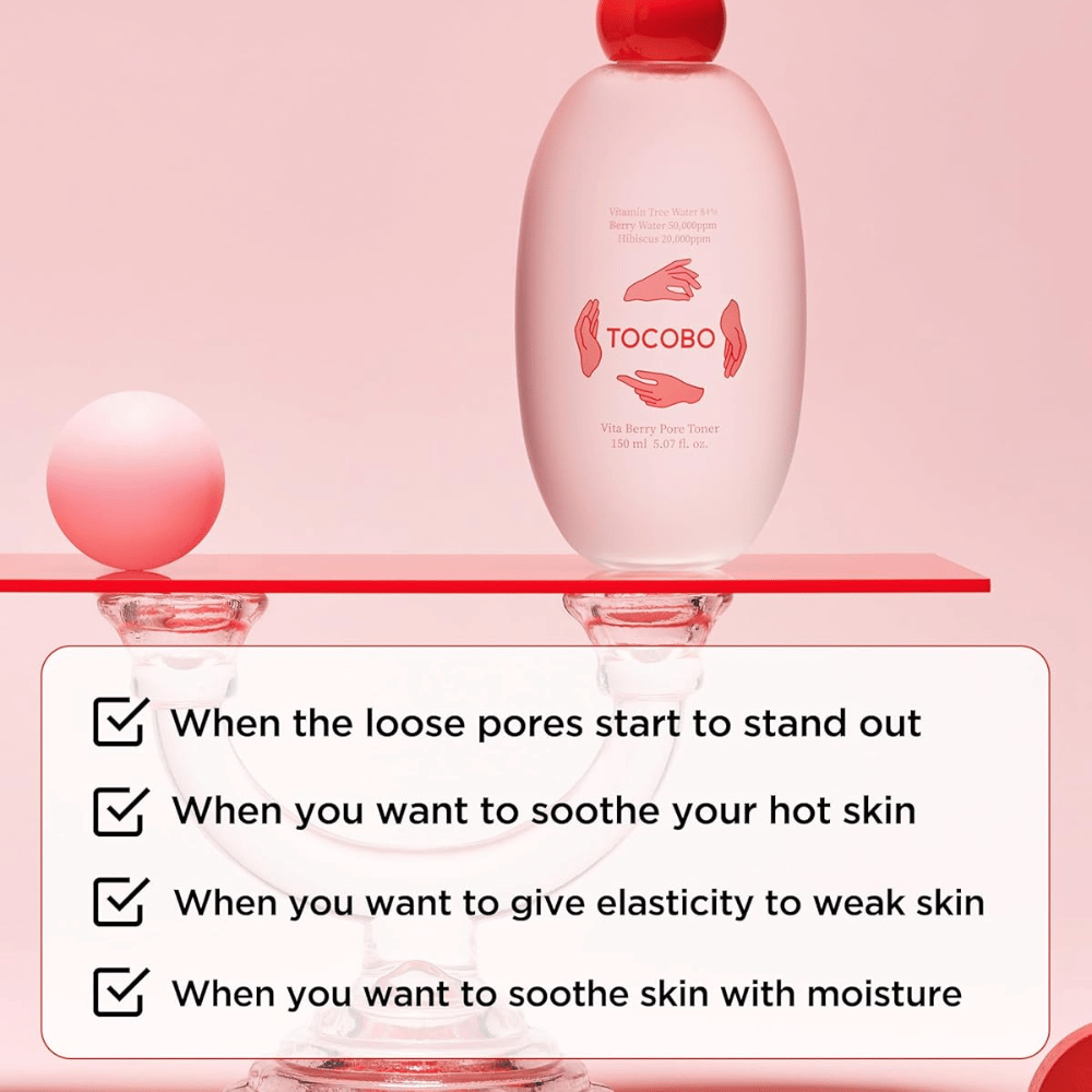 Produktbillede af TOCOBO Vita Berry Pore Toner placeret på et stilrent rosa podium med fokus på hudpleje til porer, fugtgivning og beroligende effekt for huden.