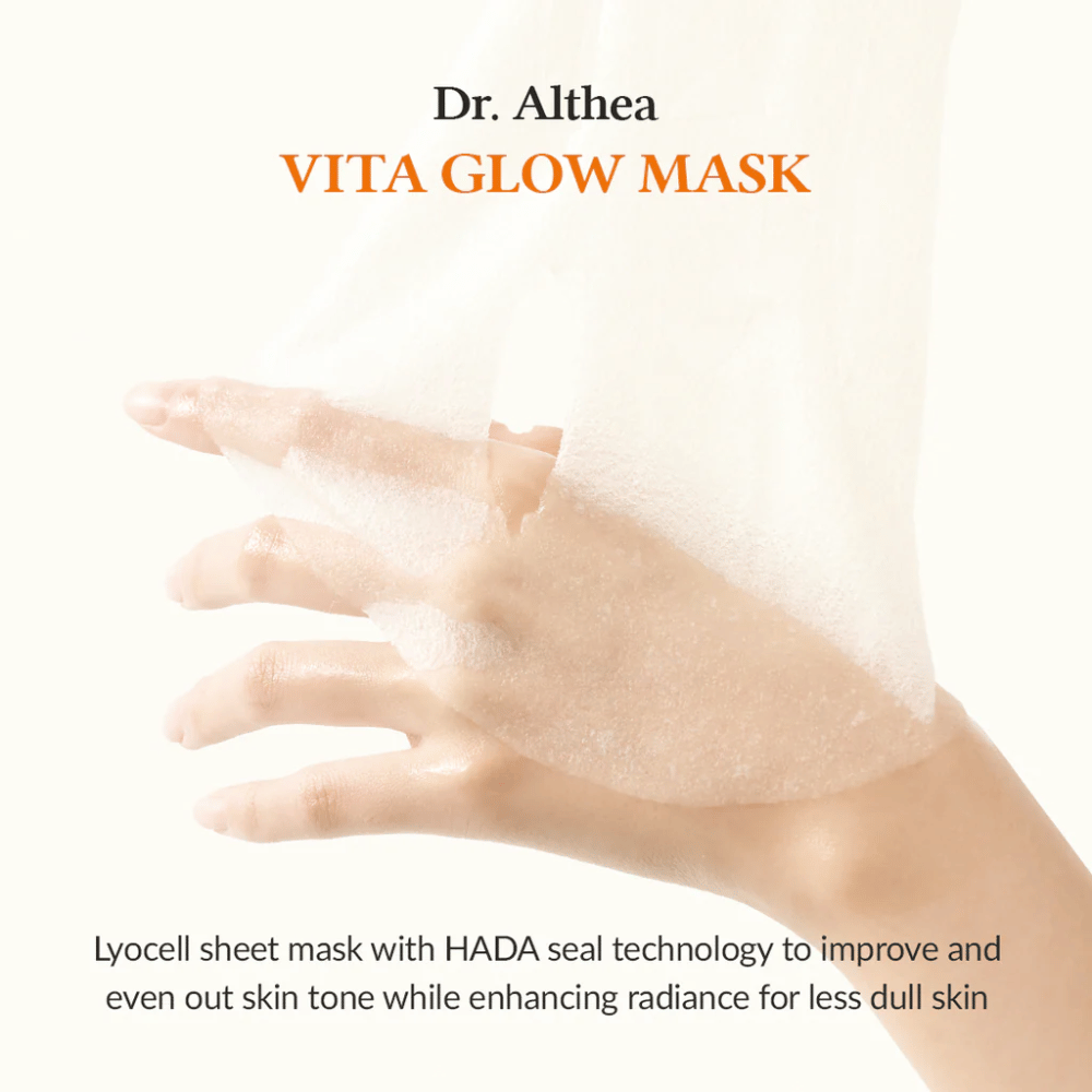 Hånd holder en lyocell Sheet mask fra Dr. Althea Vita Glow Mask. Masken forbedrer hudens glød og jævnhed med HADA Seal-teknologi.