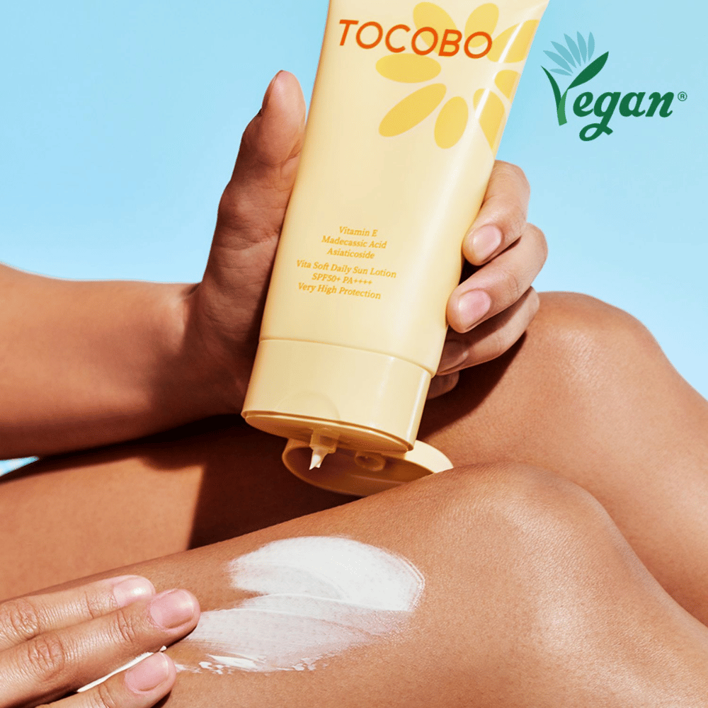 Påføring af Tocobo Vita Soft Daily Sun Lotion på huden med let formel, der absorberes hurtigt uden at fedte og giver SPF50+-beskyttelse
