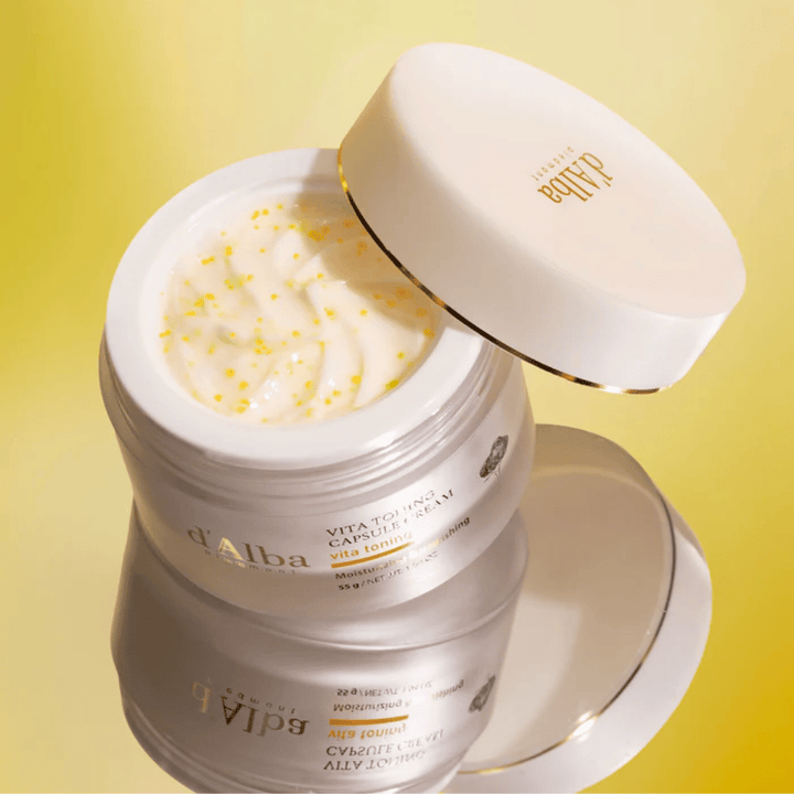 d'Alba Vita Toning Capsule Cream ansigtscreme – fugtgivende creme med kapselformel, der hjælper med at nære og udjævne hudens struktur.