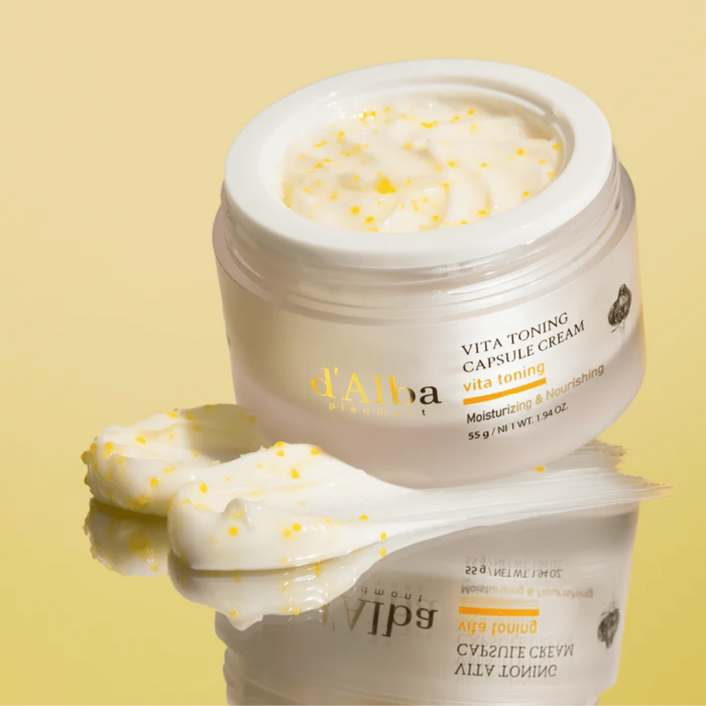 d'Alba Vita Toning Capsule Cream tekstur – ansigtscreme med hvide kapsler, der smelter ind i huden og hjælper med at fugte samt give en klarere hudtone.