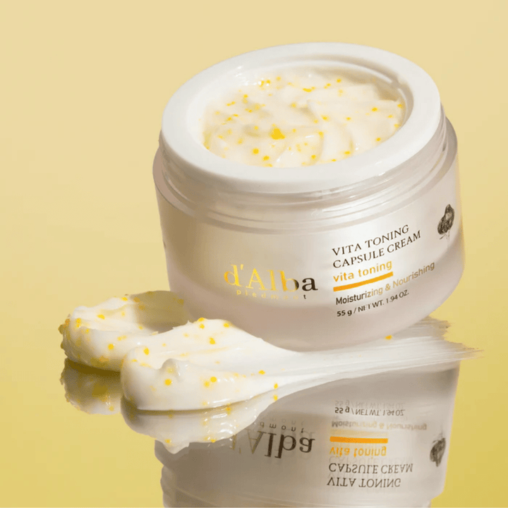 d'Alba Vita Toning Capsule Cream tekstur – ansigtscreme med hvide kapsler, der smelter ind i huden og hjælper med at fugte samt give en klarere hudtone.