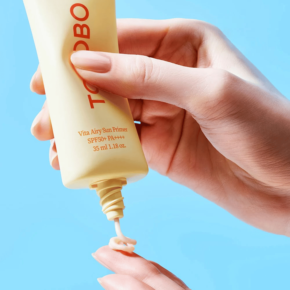 TOCOBO Vita Airy Sun Primer har en let og silkeagtig tekstur, der smelter ind i huden uden at klistre. Perfekt som base under makeup – med høj solbeskyttelse!