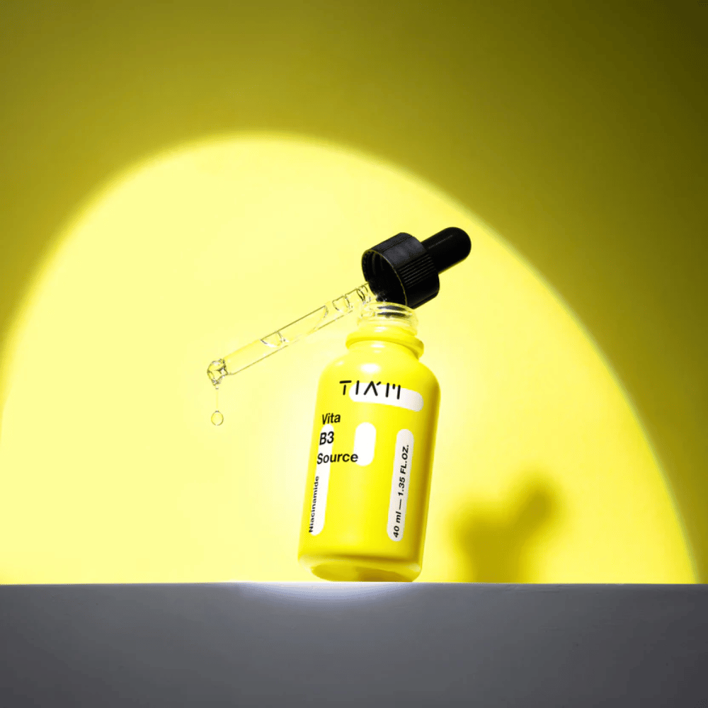 TIA'M Vita B3 Source – niacinamidserum i gul flaske med pipette, designet til at lysne huden og give en klarere hudtone.