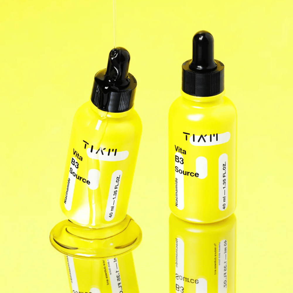 TIA'M Vita B3 Source – to gule flasker med glødgivende niacinamidserum som jævner hudtonen og reducerer pigmentpletter.