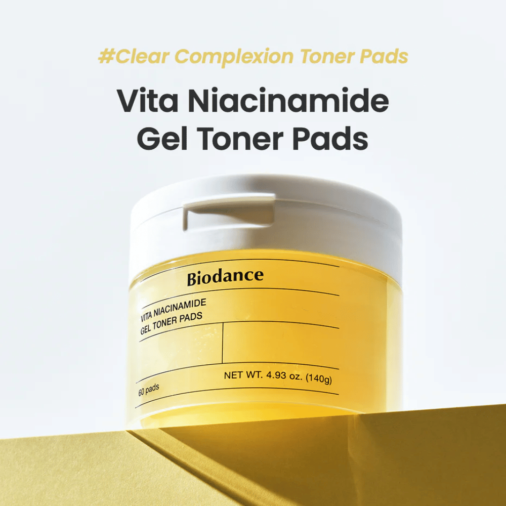 Biodance Vita Niacinamide Gel Toner Pads – krukke med 60 pads til klarere hudtone, vist på et gult podium med tydelig etiket og moderne design.
