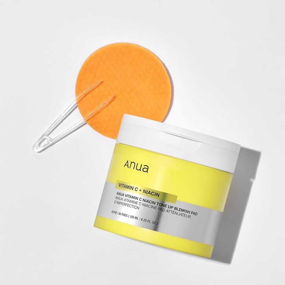Anua Vitamin C + Niacin Tone Up Blemish Pad – Opfriskende toner pads for en jævnere hudtone.

🍊 Vitamin C – Giver huden glød og reducerer mørke pletter.
💧 Niacinamid – Forbedrer hudens elasticitet og mindsker ujævnheder.
🧖‍♀️ Mild eksfoliering – Fjerner døde hudceller for en klarere hud.

Perfekt til en strålende og jævn hud!