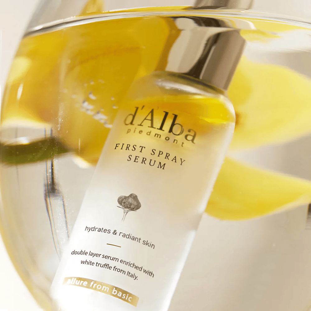 d'Alba White Truffle First Spray Serum tilbyder en forfriskende spritz med intensiv fugt og strålende glans, takket være dets unikke formulering med hvid trøffelekstrakt fra Italien. Perfekt til at give huden en hurtig opfriskning og næring i løbet af dagen.