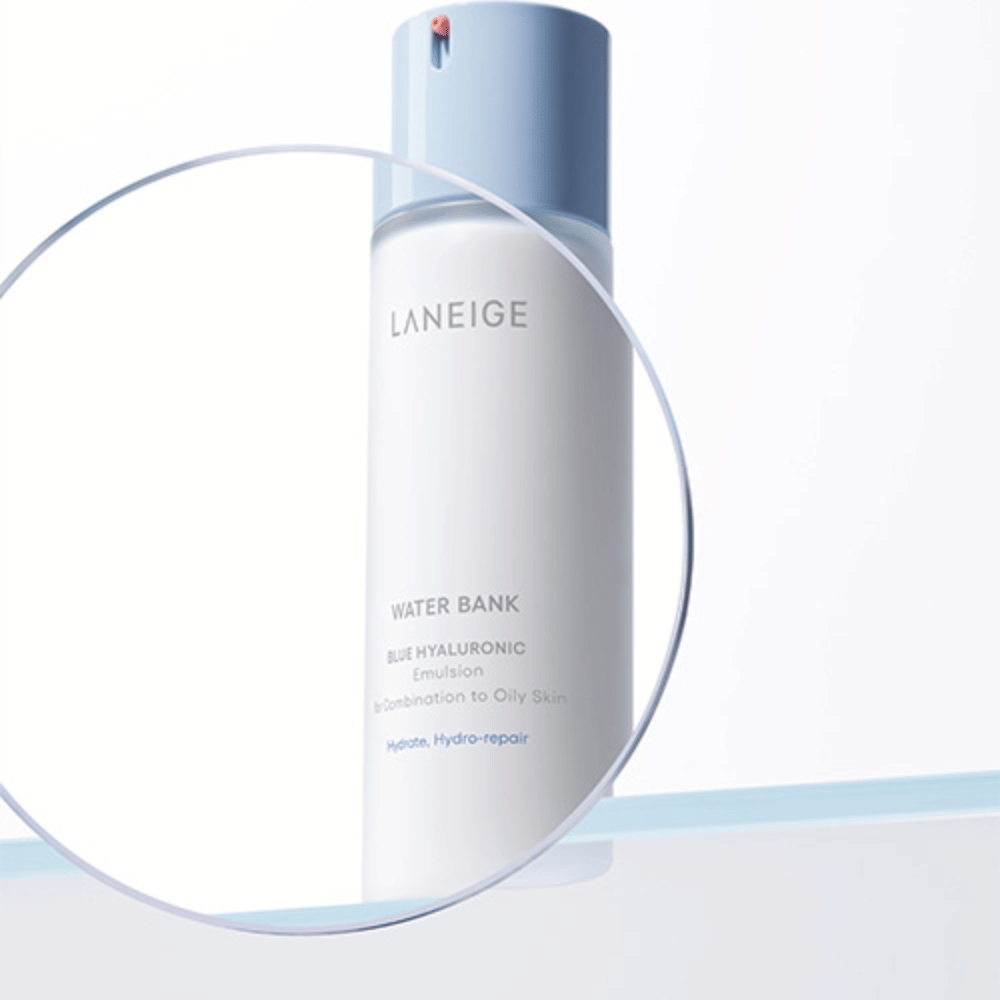 LANEIGE Water Bank Blue Hyaluronic Emulsion med lyseblå pumpe, set gennem et forstørret glas mod hvid baggrund med blå kant.