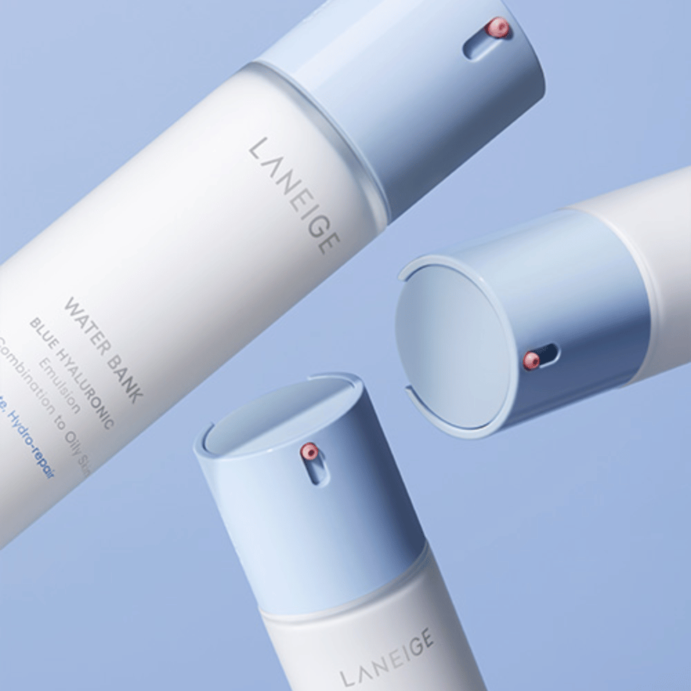 Tre flasker af LANEIGE Water Bank Blue Hyaluronic Emulsion med lyseblå pumpehoveder mod en blå baggrund, vist fra forskellige vinkler.