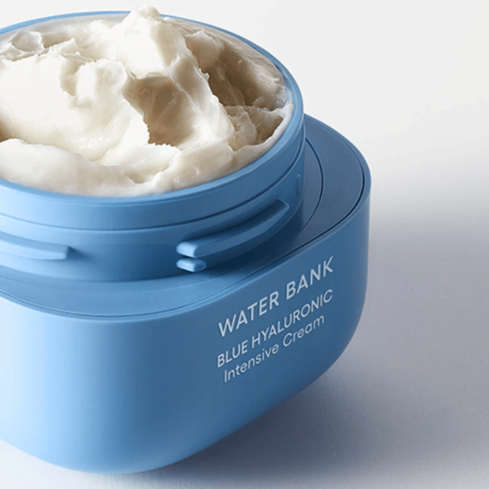 Åben dåse af LANEIGE Water Bank Blue Hyaluronic Intensive Cream som viser den rige cremede konsistens, mod lys baggrund.