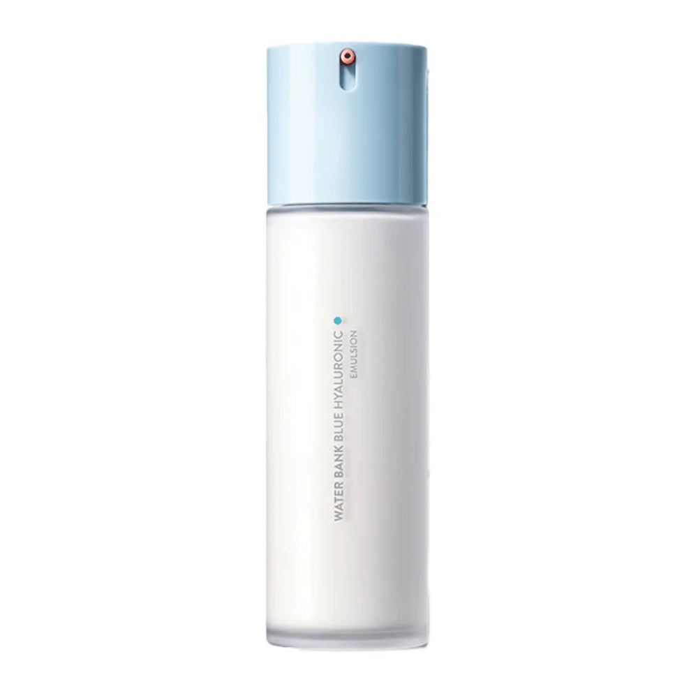LANEIGE Water Bank Blue Hyaluronic Emulsion i hvid flaske med lyseblå pumpe og minimalistisk design, fritlagt mod hvid baggrund.